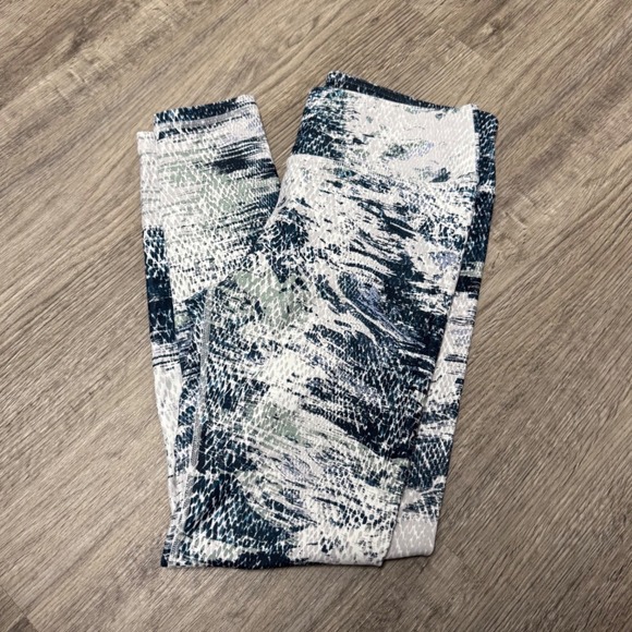 Fabletics Pants - Fabletics Womens Blue White Snakeskin Fossil Powerhold Print Leggings Sz‎ S